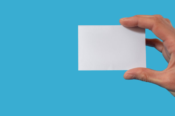 人手握一张空白的纸，蓝色背景上有空白的文字图片下载