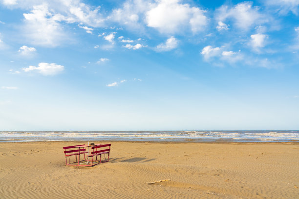 海边的空板凳和空桌子图片下载