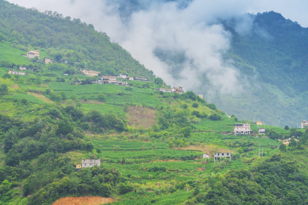 中国西藏自治区高原山区美丽的风景和古老的村庄图片下载