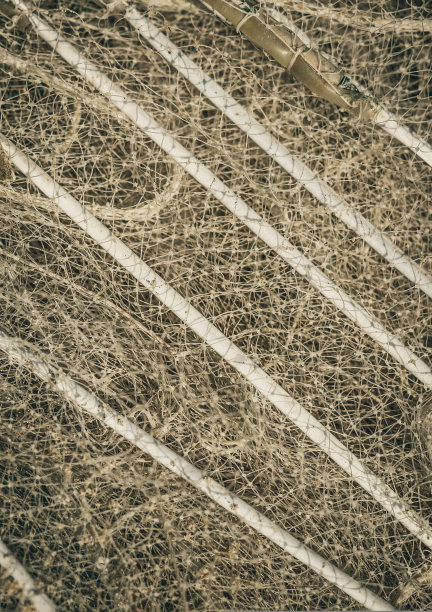 垂直抽象接近微距真实照片美丽的壁纸。渔夫绳网质地纤维表面花纹。海蓝绿淡色。未来主义微妙的波浪线艺术现代。苍白的背景图片下载