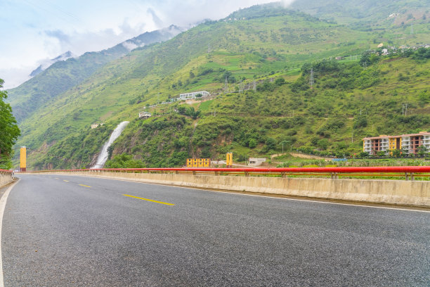中国西藏自治区高原山区的美丽风景和柏油路图片下载
