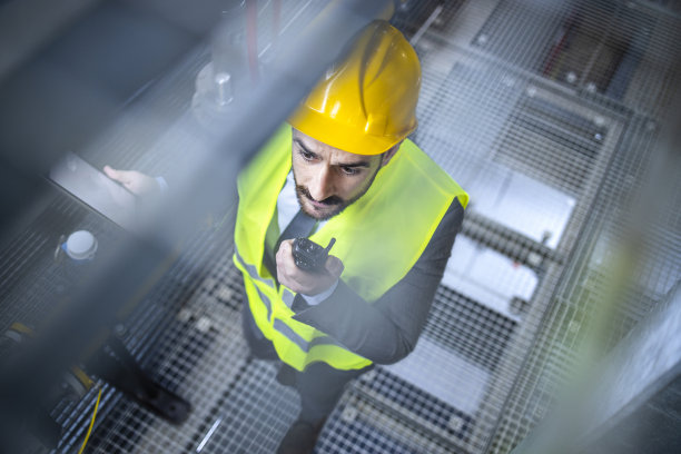 担心的工厂经理或主管向同事通报生产车间潜在的问题。图片下载