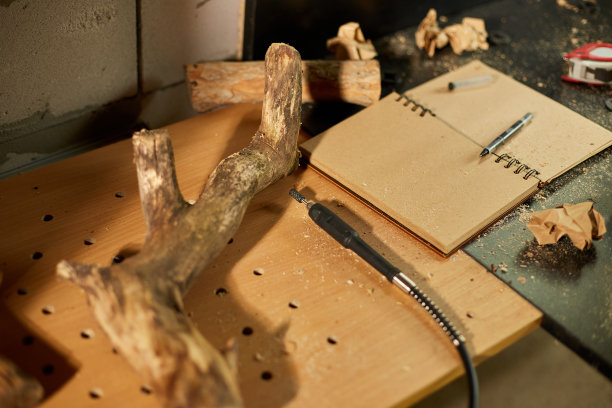 木工工作场所，配有记事本和电动工作工具，用于木制器具的刻字机，勺子，车间内的磨床。打造手工工艺品纪念品企业图片下载