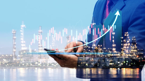商人使用数字平板电脑。业务全球互联网连接应用技术，数字营销，金融和银行与炼油厂的背景。原油图片下载