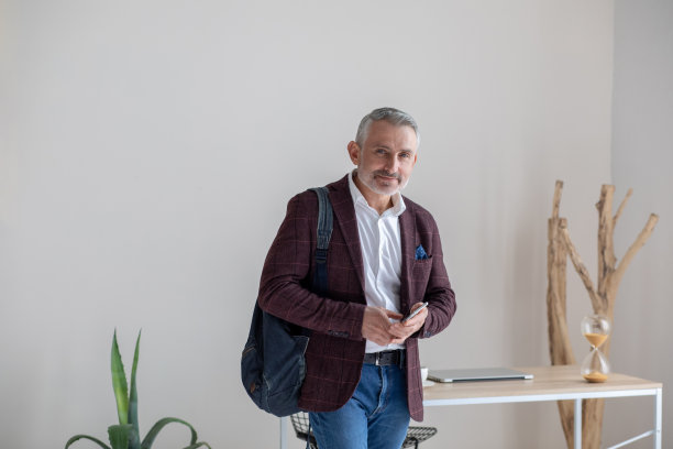 商人在办公室里看起来自信而满足图片下载