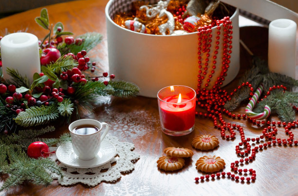 横幅。2023年圣诞节的早晨，用传统的红色。木制的桌子上有新年的玩具、咖啡和漂亮的装饰品。图片下载