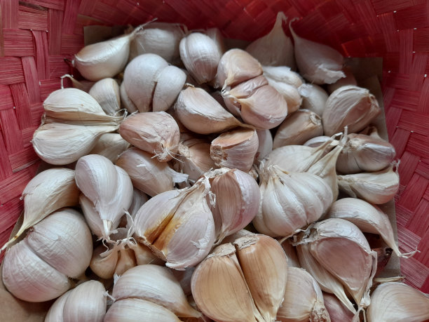 柳条篮子里的大蒜图片下载