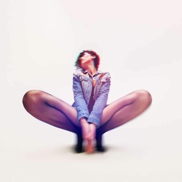 时装模特在工作室摆姿势图片下载