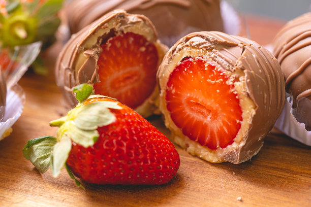 草莓糖果的特写照片。巴西的甜。用巴西葡萄牙语命名的巴西甜点bombom de morango。图片下载