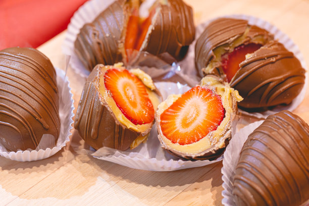 Bombom de morango。草莓糖果的特写照片。巴西的甜。用巴西葡萄牙语命名的巴西甜点bombom de morango。图片下载