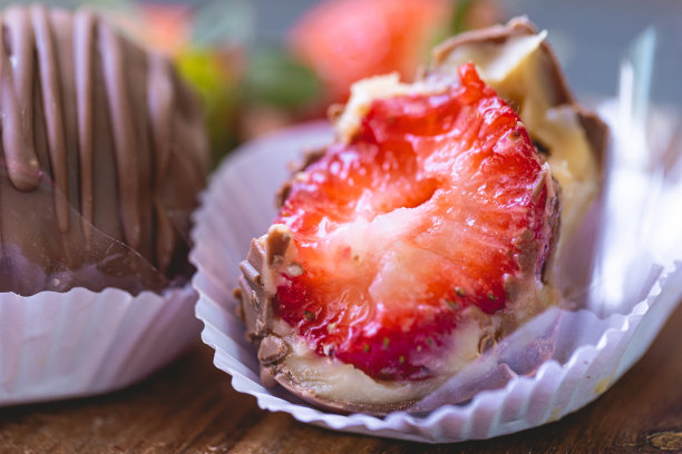 草莓糖果的特写照片。巴西的甜。用巴西葡萄牙语命名的巴西甜点bombom de morango。图片下载