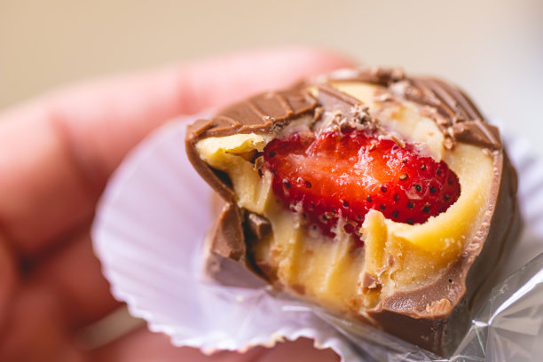 草莓糖果的特写照片。巴西的甜。用巴西葡萄牙语命名的巴西甜点bombom de morango。图片下载