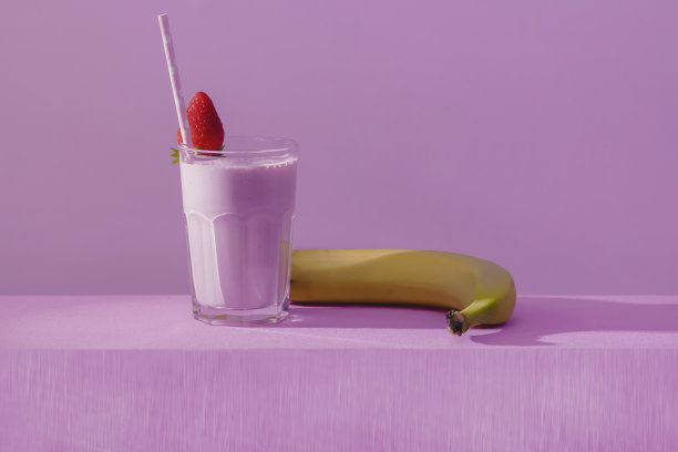美味的草莓奶昔加香蕉图片下载