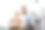 父亲和他的宝贝儿子在家庭办公室用笔记本电脑工作。在家办公的概念图片下载