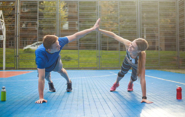年轻夫妇一起在运动场上交流和锻炼，健康的生活方式和户外健身图片下载