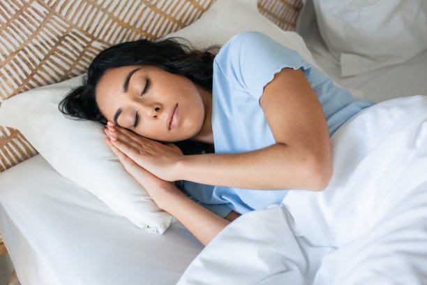 美丽的女人在早晨睡觉图片下载