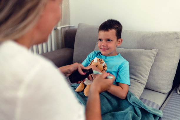 一个生病的小男孩在家里喝止咳糖浆。图片下载