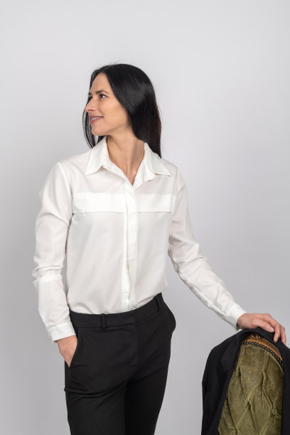 商务女性与黑白套装工作室肖像图片下载