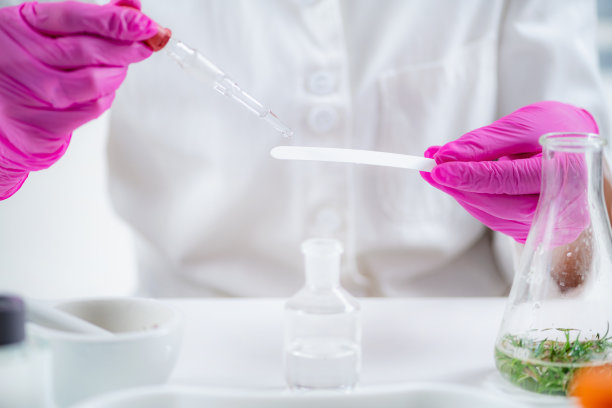 实验室香水试纸上的油滴香。图片下载