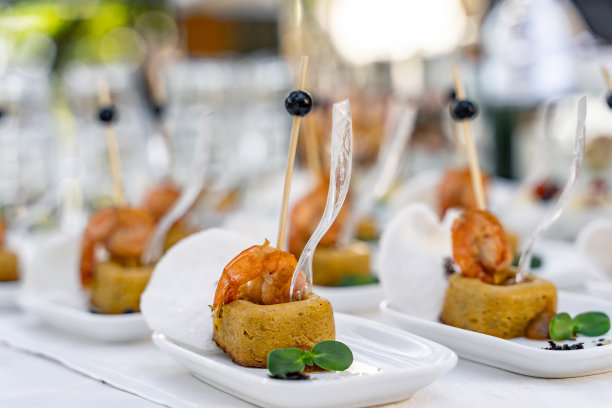 餐饮的婚礼庆典。豪华的餐桌上摆满了晚餐零食。图片下载