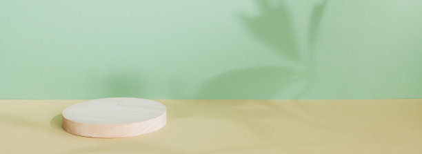 具有几何形状的抽象极小场景。圆柱形木制讲台。产品展示，模型，展示化妆品，讲台，舞台底座或平台。图片下载