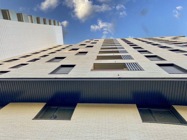 新建建筑的底视图。经济危机导致抵押贷款利率上升的概念。图片下载