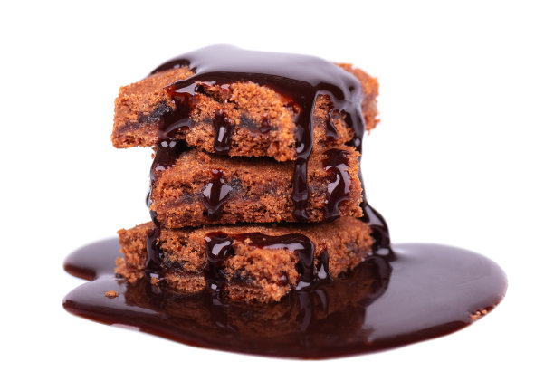 一块块布朗尼蛋糕被孤立在白色的背景上。黑巧克力糖浆蛋糕。图片下载