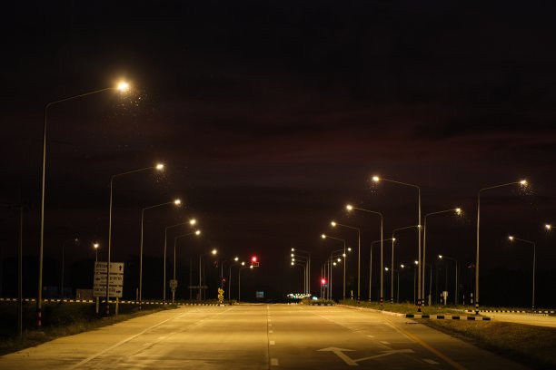 深夜空旷的十字路口图片下载