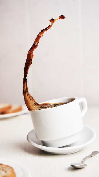 白色背景的创意咖啡飞溅图片下载