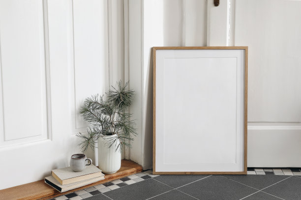 最小的节日圣诞室内装饰。空白垂直木相框模型瓷砖地板。花瓶里的松树树枝，咖啡杯和旧书。白色背景。空的模板。图片下载