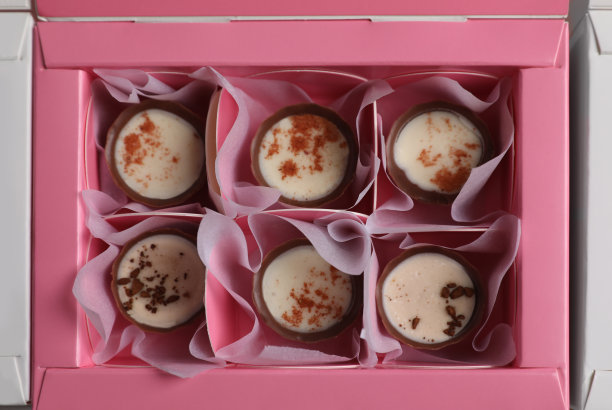 美味的巧克力糖果在盒子作为背景，顶视图图片下载