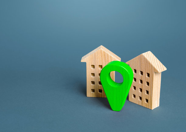 住宅建筑和绿色定位别针。送货服务。环境友好。现代生态住房选择。建筑业，土地市场。许可文件许可。房地产经纪人图片下载