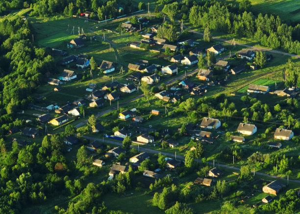 村木房子。乡村中的乡村房子，鸟瞰图。图片下载