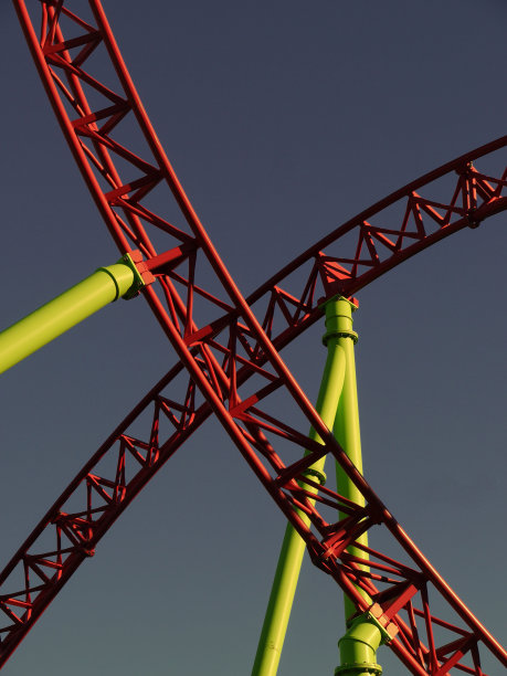 蓝天下的过山车图片下载