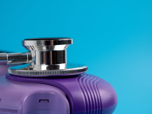 哮喘药。蓝色背景上的治疗支气管哮喘的吸入器。图片下载