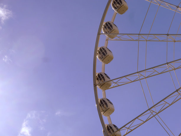 摩天轮衬着蓝天图片下载