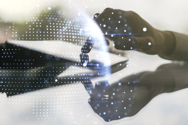 多重曝光的抽象图形世界地图和手工工作与数字平板电脑的背景，连接和通信的概念图片下载