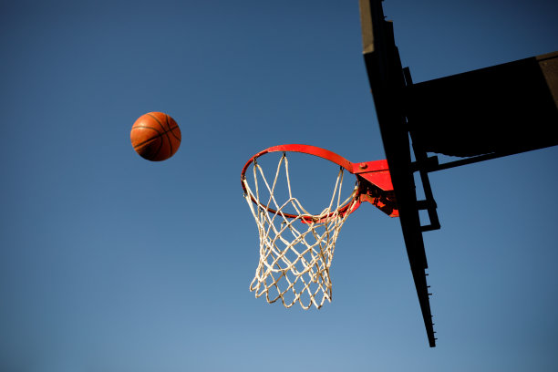 抛到空中的篮球图片下载