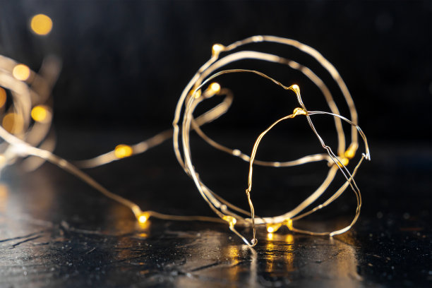 仙女灯带领花环线圈，模糊，在一个黑色的背景图片下载