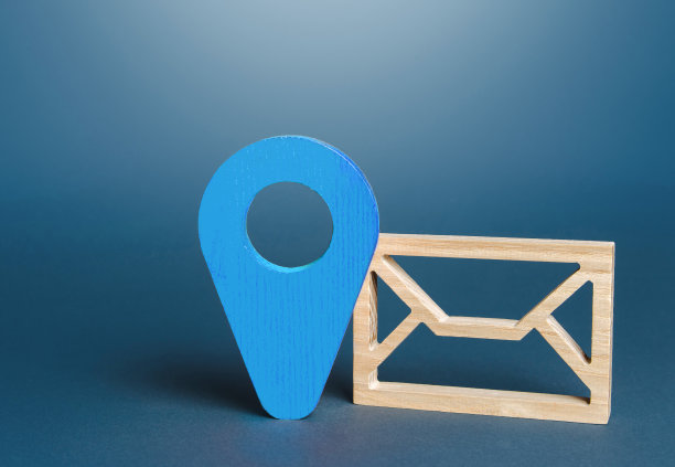 信封和蓝色的位置符号。信件和文件的递送。安全性和保密性。寄价格表，特惠优惠给客户。通信,电子邮件通讯。图片下载