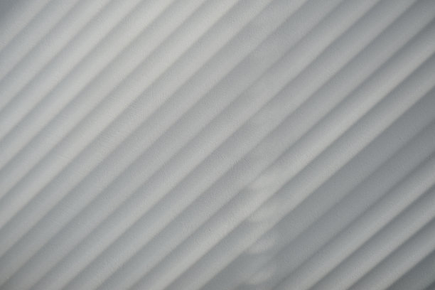 斜百叶窗阴影在白色抹灰墙，黑白风格的背景图片下载