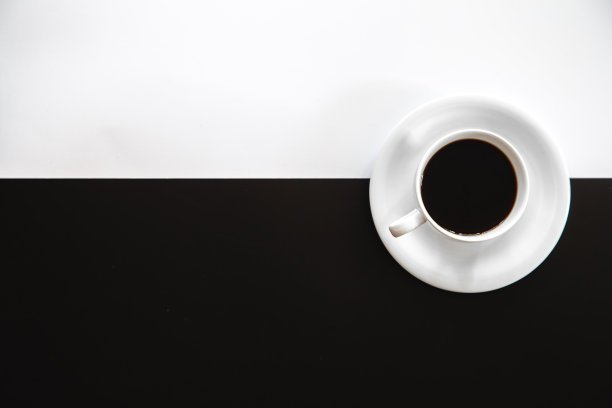 一杯咖啡，黑白背景，平铺。图片下载