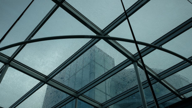 雨点落在玻璃天花板上图片下载