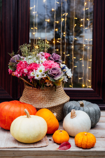 为秋季节日装饰的房子，门上挂着花环，门廊上放着南瓜和鲜花，感恩节或万圣节装饰，秋收，选择性聚焦图片下载