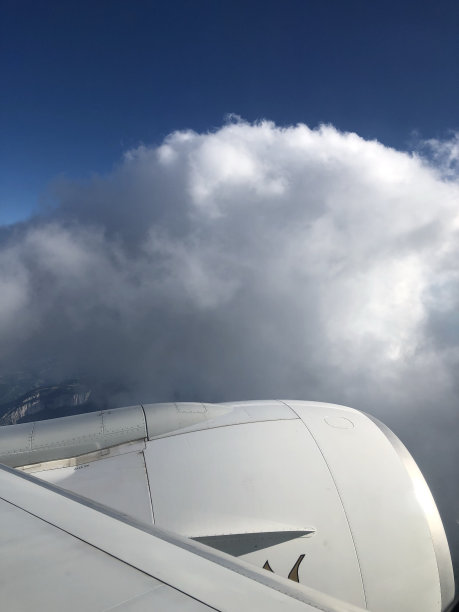 从飞机窗口背景看蓝天白云飞机机翼图片下载