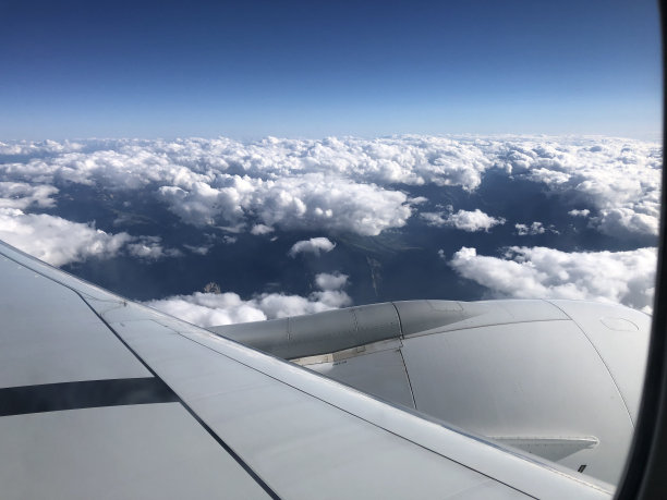 从飞机窗口背景看蓝天白云飞机机翼图片下载