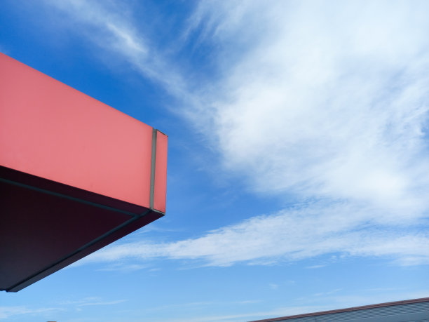 以晴空为背景的公司屋顶照片图片下载