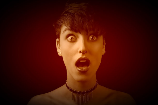 复古风格的照片，年轻女子震惊的面部表情图片下载