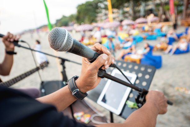 乐队在海滩上演奏图片下载