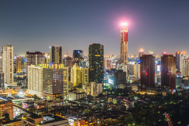 曼谷城市天际线的Phayathai路商业区的城市夜景，高角度视图，BTS天空列车城市运输附近的ratchthewi站，泰国图片下载